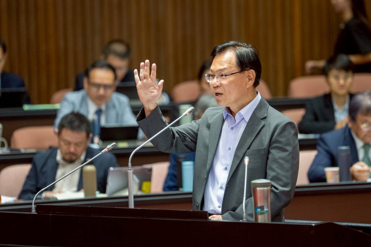 張啓楷質疑，案發查證期間，有人洩密給廠商，讓承辦海關承受莫大壓力，是不是證實「綠友友招牌真的好A」？！(圖／張啟楷國會辦公室)