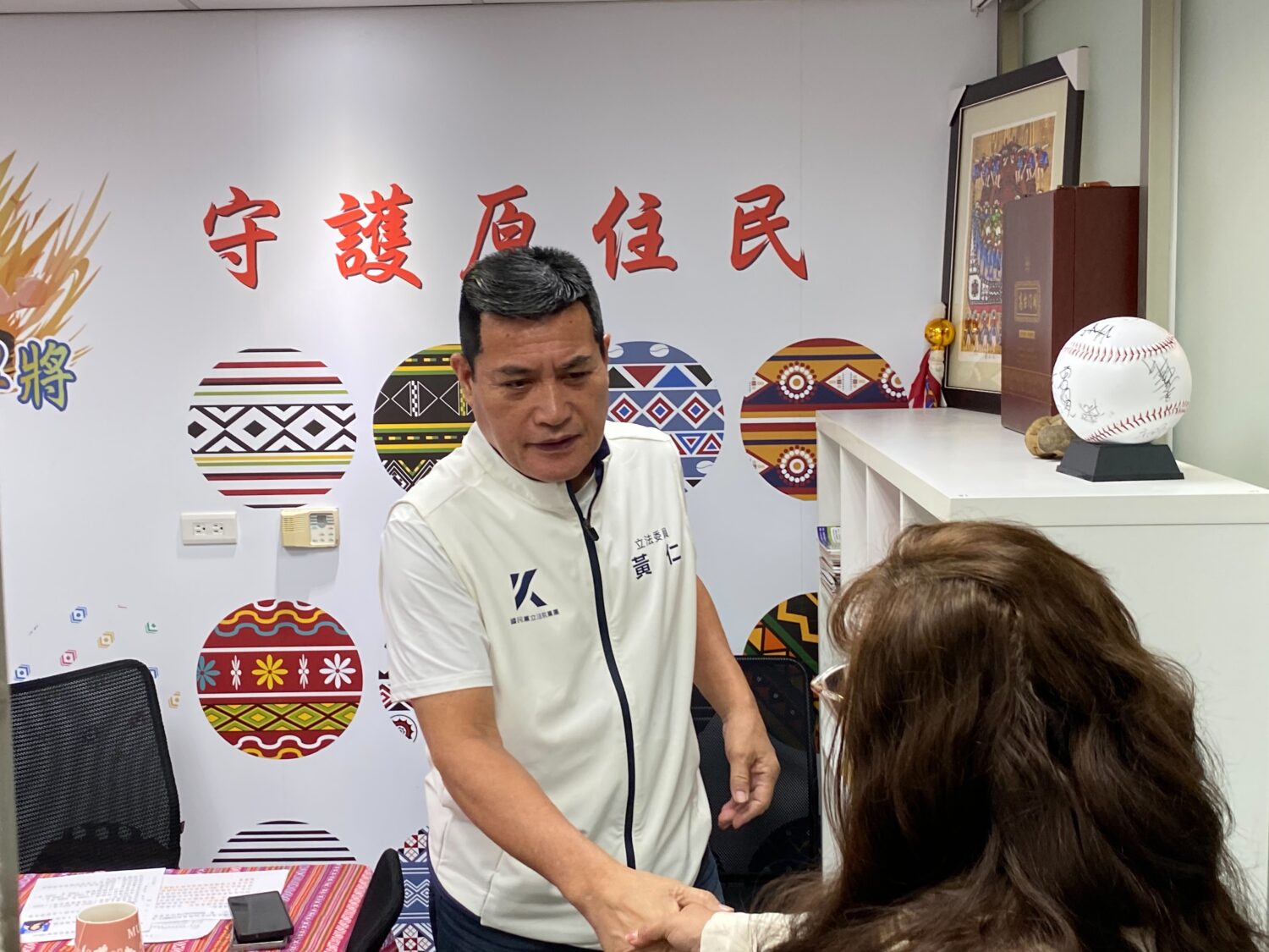 今年第二度來訪的美國北馬利安納群島參議員巴葆塔拜會國民黨平地原住民立法委員黃仁,美台國會議員相見歡。(記者包克明 攝)
