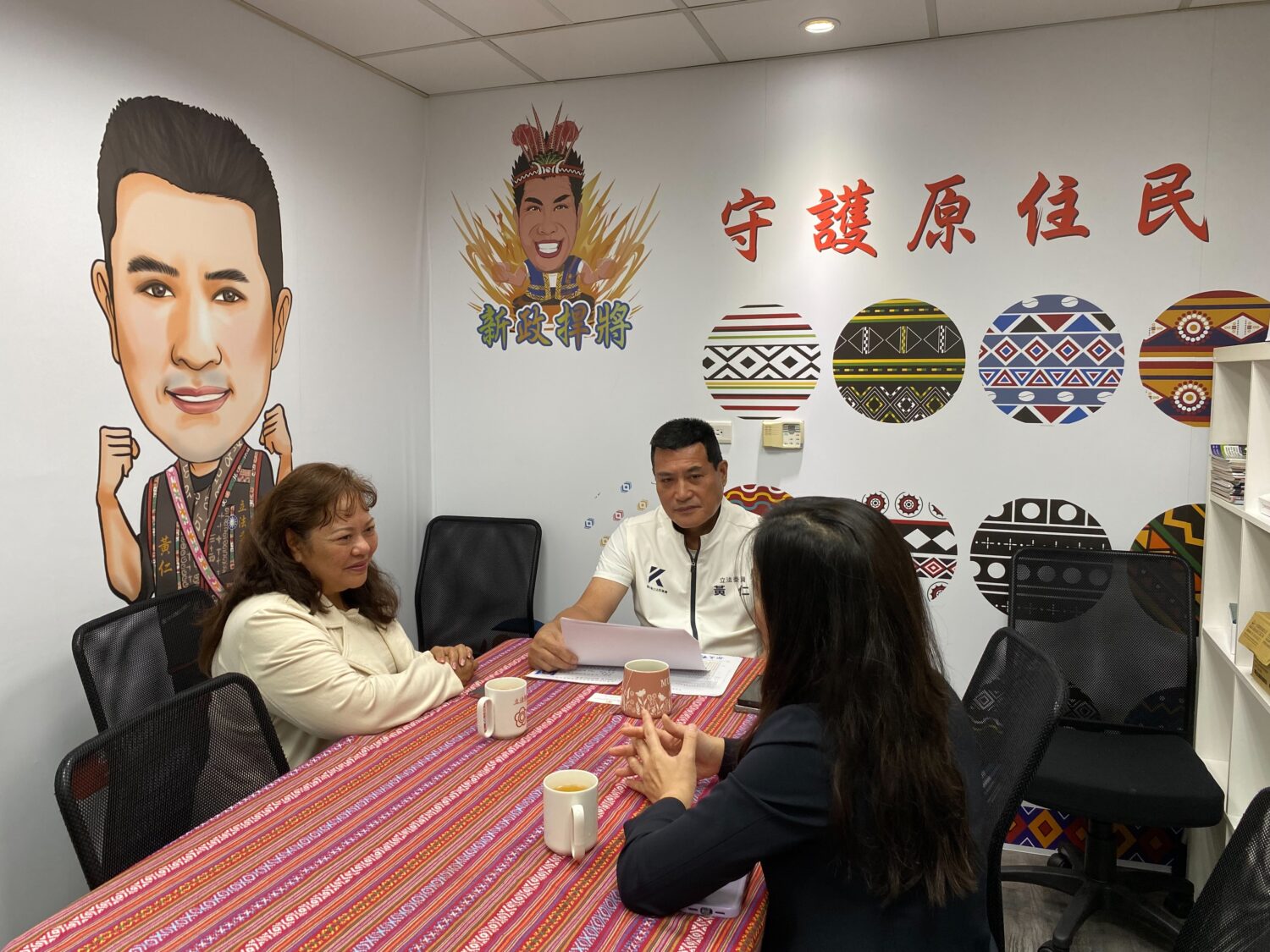 黃仁向芭葆塔議員說明今年6月訪問關島期間,不僅拜會總督、國會議長,還與原民部落領袖、市長及學者交流,深化台美地方層級合作。(記者包克明 攝)