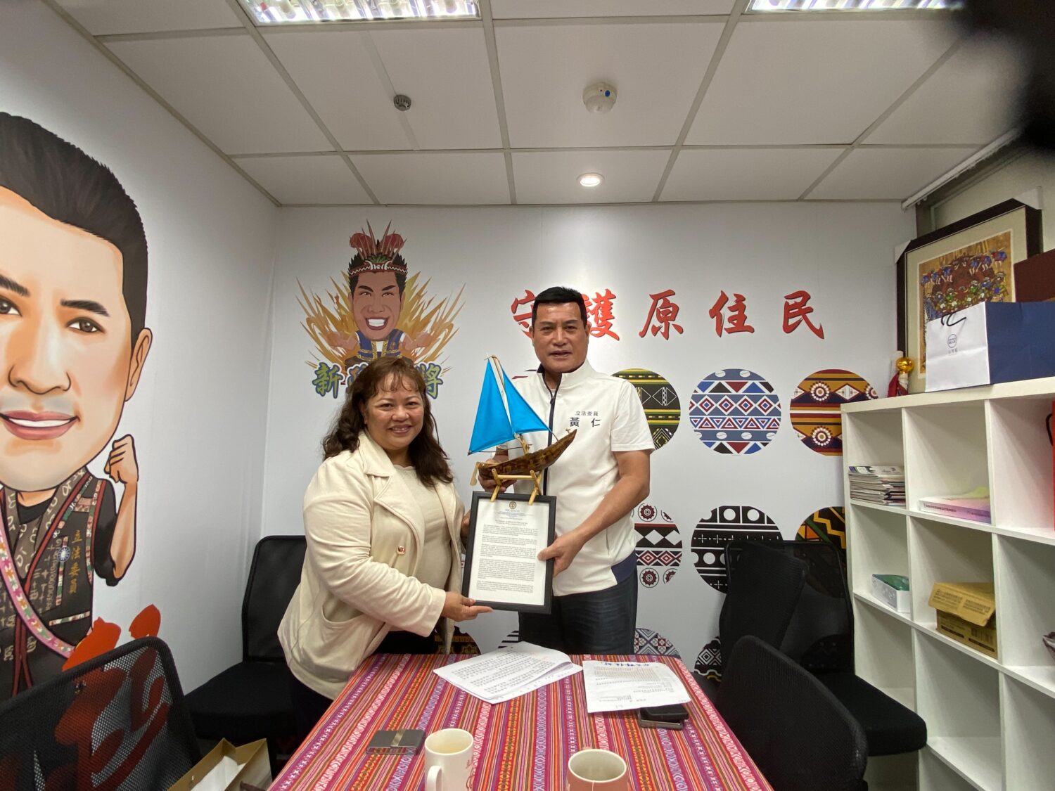 芭葆塔議員贈送黃仁一艘賽班島模型帆船,祝福黃仁一帆風順、大船入港、收獲滿滿。(記者包克明 攝)