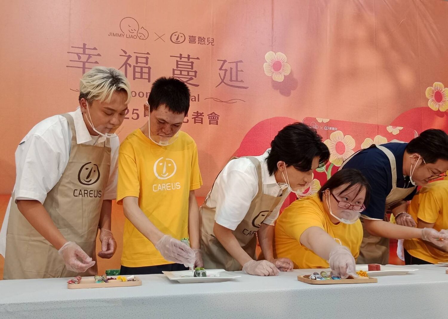 icyball冰球樂團公益大使在記者會,與憨兒們共同完成月餅藝術創作。(圖/記者黃溎芬攝影)