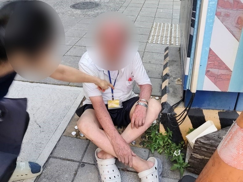 ▲民眾一度將爺爺誤為街友,察覺有異後立即報警求助。