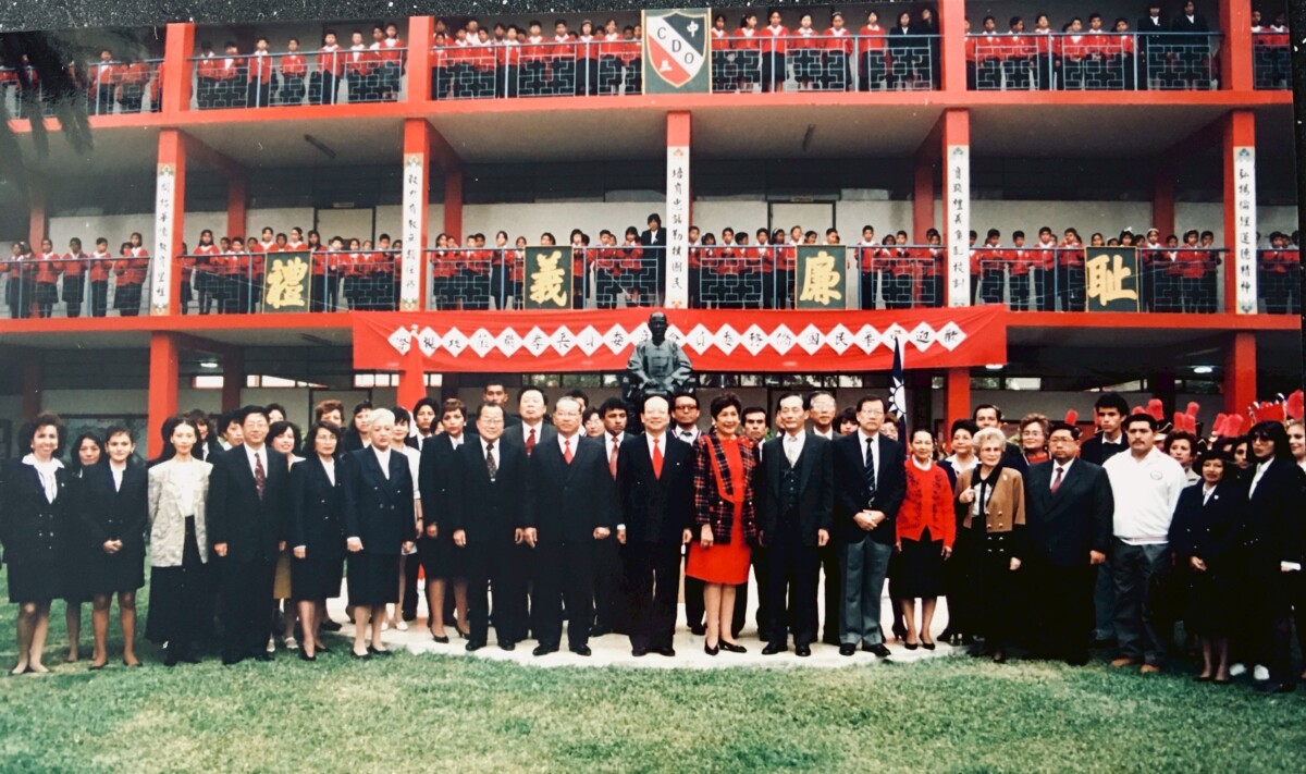 ▲民國8 4年7月僑委會委員長蔣孝嚴訪問秘魯中華三民聯校向 國父孫中山先生銅像獻花致敬。