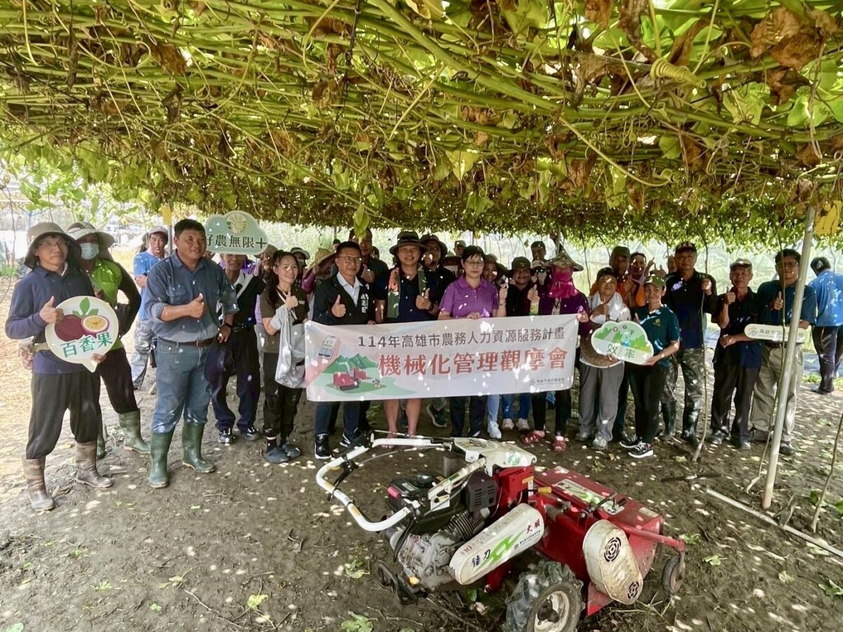 ▲藤蔓就地粉碎還田！高雄果園機械化清園展現永續效益，農業局姚志旺局長到場鼓勵農友並合影。