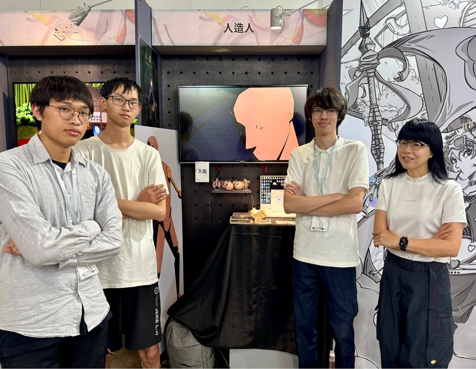 ▲「人造人」創作團隊師生合影,左起李育賢、戎軒頤、博浩原,指導老師陳美蓉。