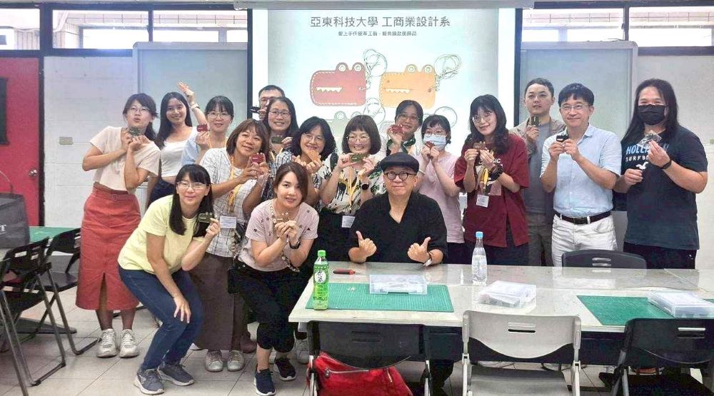 《圖說》學員手舉成品與工商業設計系陳俊豪老師合照影。〈亞東科大提供〉