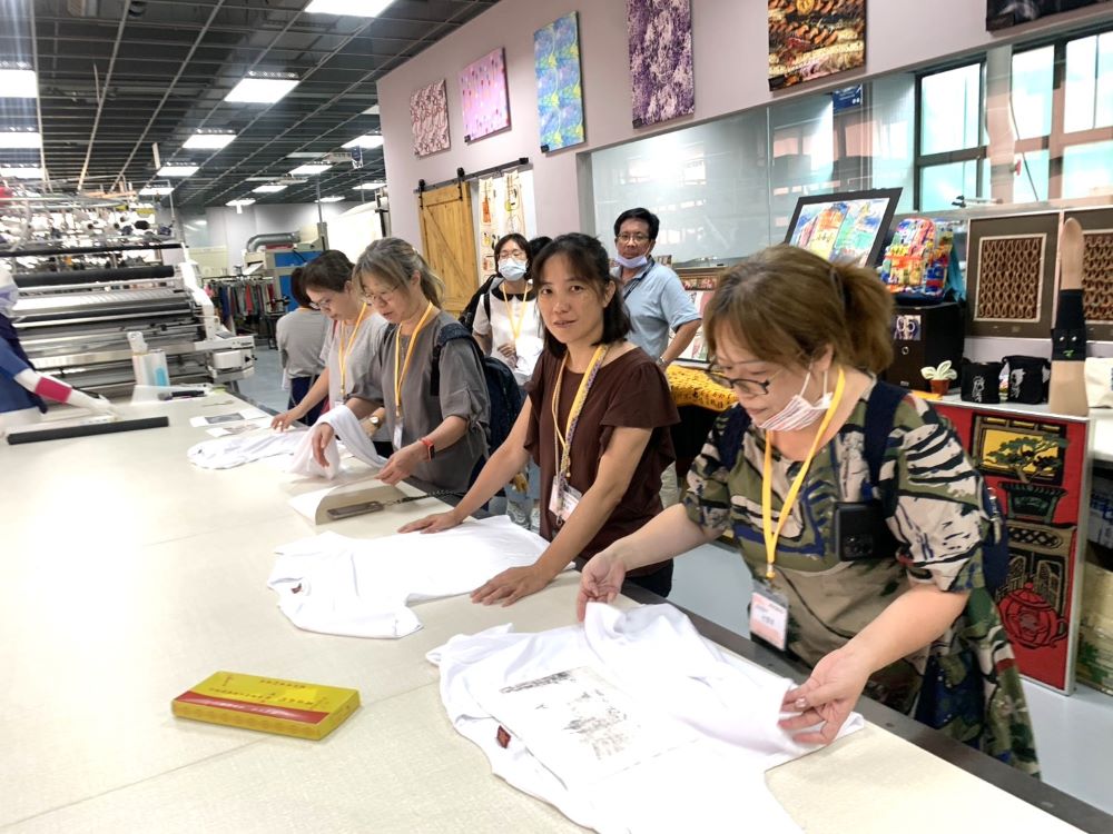 《圖說》教師分組參與材料織品服裝系「膠織印染」實作體驗。〈亞東科大提供〉