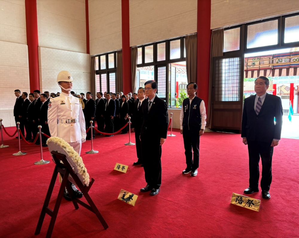 《圖說》輔導會主委嚴德發率北部地區所屬機構首長、投資事業機構董事長、總經理及榮民榮眷代表向亡故榮民表達最深的追思及悼念，祈願英靈永安。〈輔導會提供〉