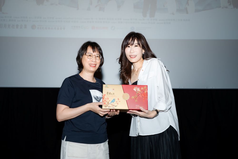 守護我們的星球 新北推百萬人種百萬樹 1 《圖說》新北市農業局副局長劉淑芬(左)致贈伴手禮予導演舒夢蘭。〈農業局提供〉