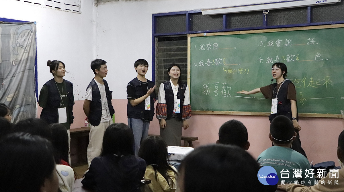 中原大學與中壢高商志工們帶動遊戲,讓孩子們快樂開口說中文。