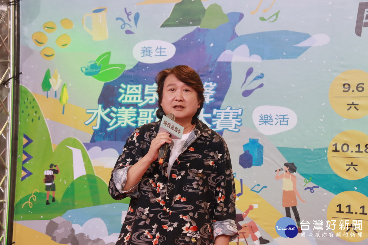 資深音樂人周治平記者會中展歌喉。(記者扶小萍攝)