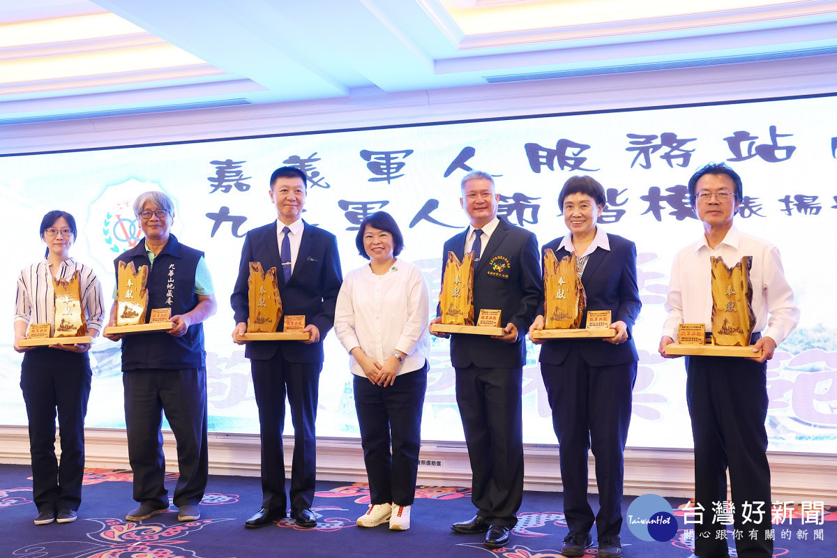 九三軍人節慶祝大會，嘉義市長黃敏惠頒發敬軍楷模獎／嘉義市府提供
