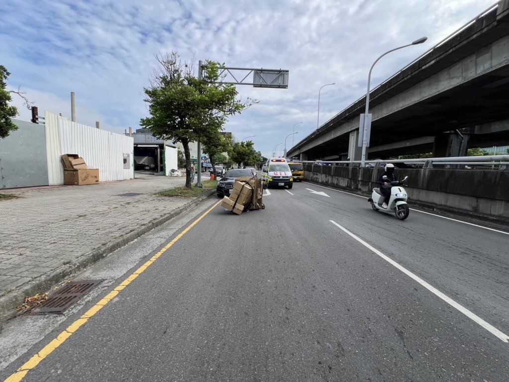 恐佈!台中自小客車撞倒88歲資源回收婦 未停車繼續行駛輾過下半身警方殺人罪究辦