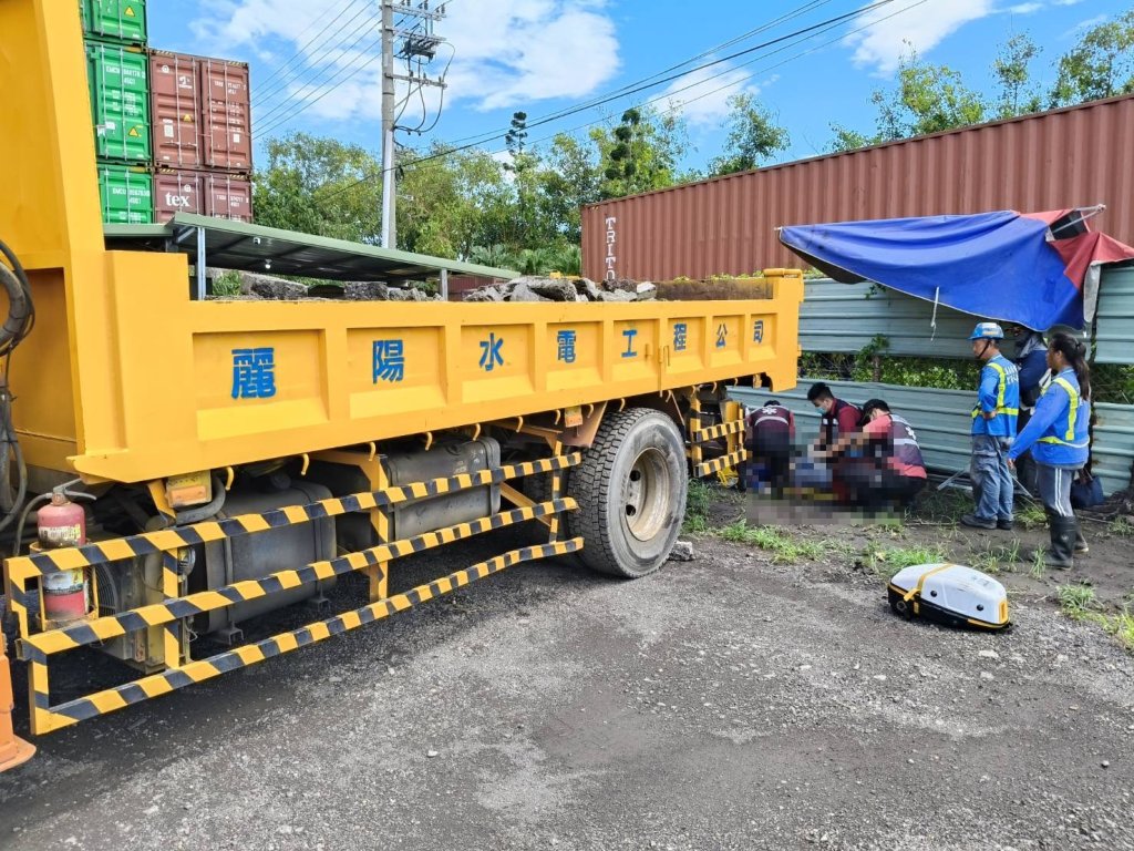 影/驚悚!高雄大車駕駛「下車沒拉手煞」 遭活活夾死
