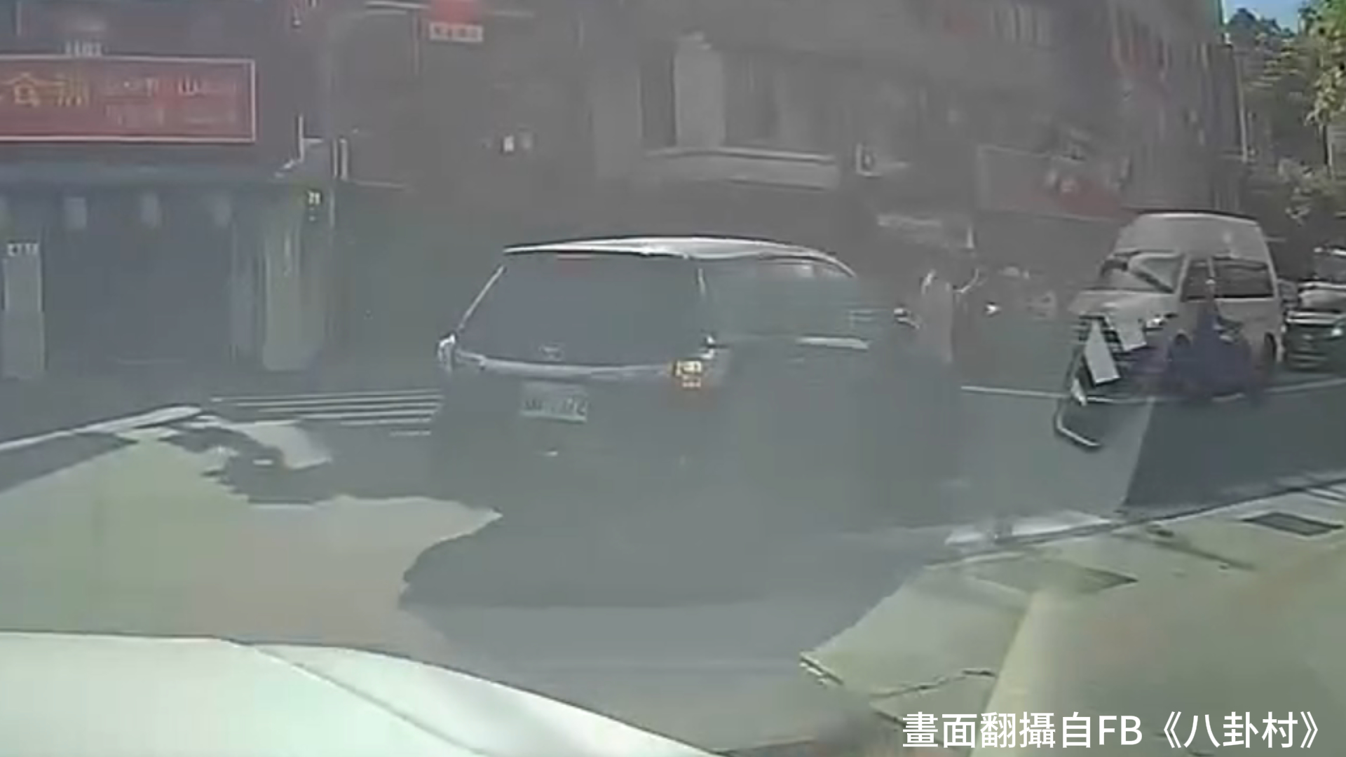 45歲鍾姓男子開車右轉時,直接撞上正走在行人穿越道上的37歲許姓女子。