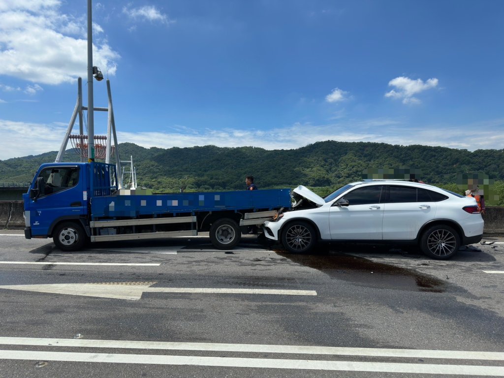 台72線自小客車追撞貨車　車頭撞爛駕駛受傷
