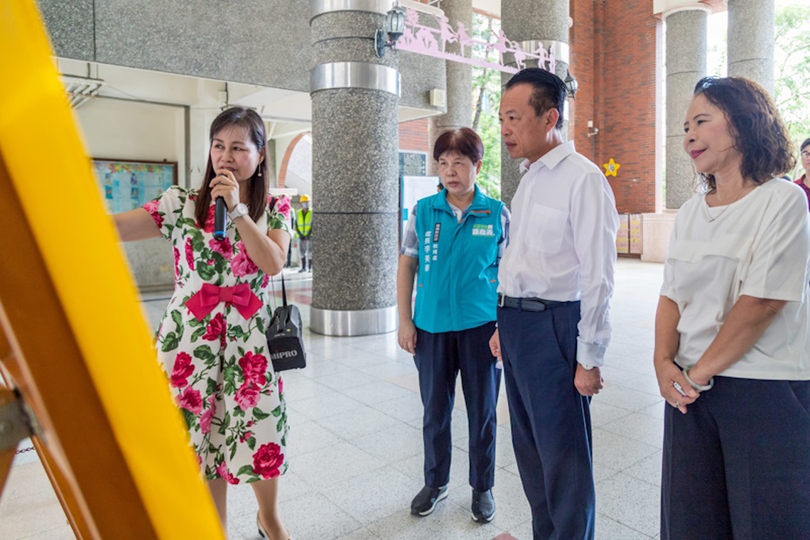 嘉義縣長翁章梁關心和睦國小風災後修復情形