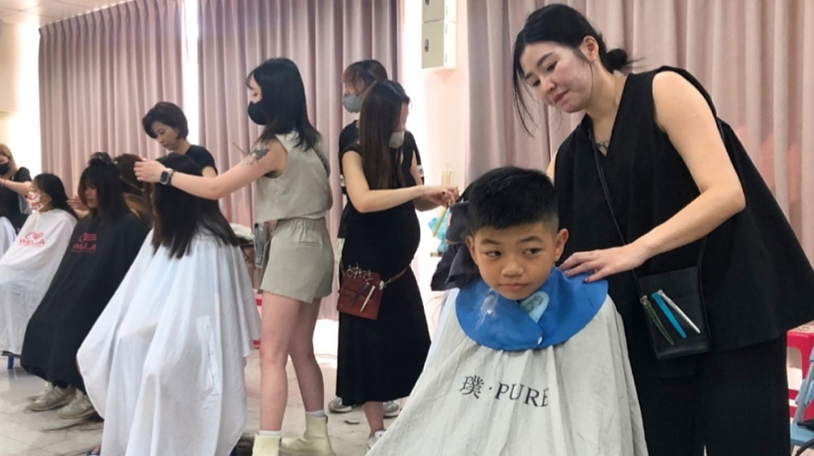 苗栗家扶義剪活動暨家長座談會           孩子備感溫暖和鼓勵
