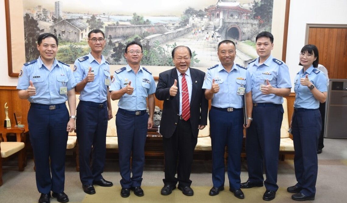 空軍馬基隊長洪源廷離澎 陳光復頒榮譽縣民證感謝貢獻