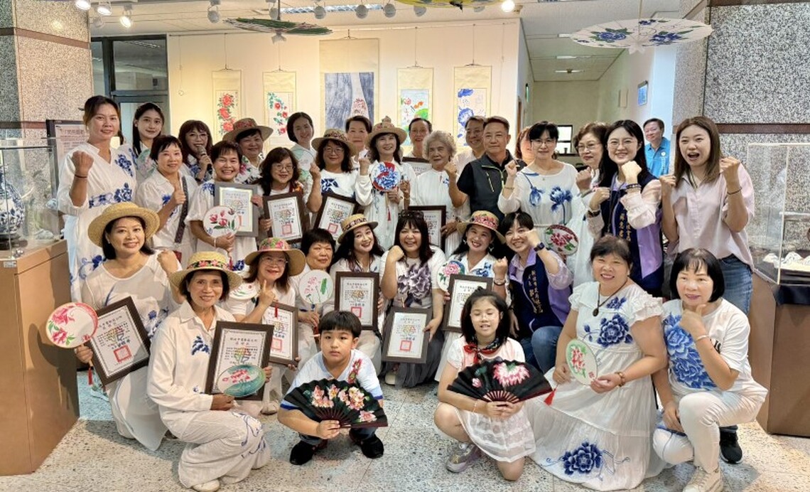 「閃亮藝啟-青花再現」鶯歌區婦女大學師生成果展