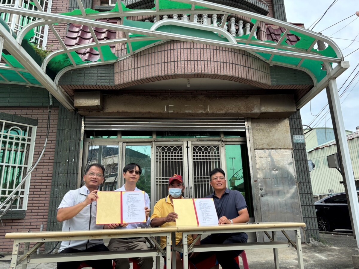 李定忠分署長(左)積極媒合、號召優質廠商聯手投入修繕行列,與受災民眾正式簽約,將以最短時間修繕完成重建。(圖/嘉義分署提供)