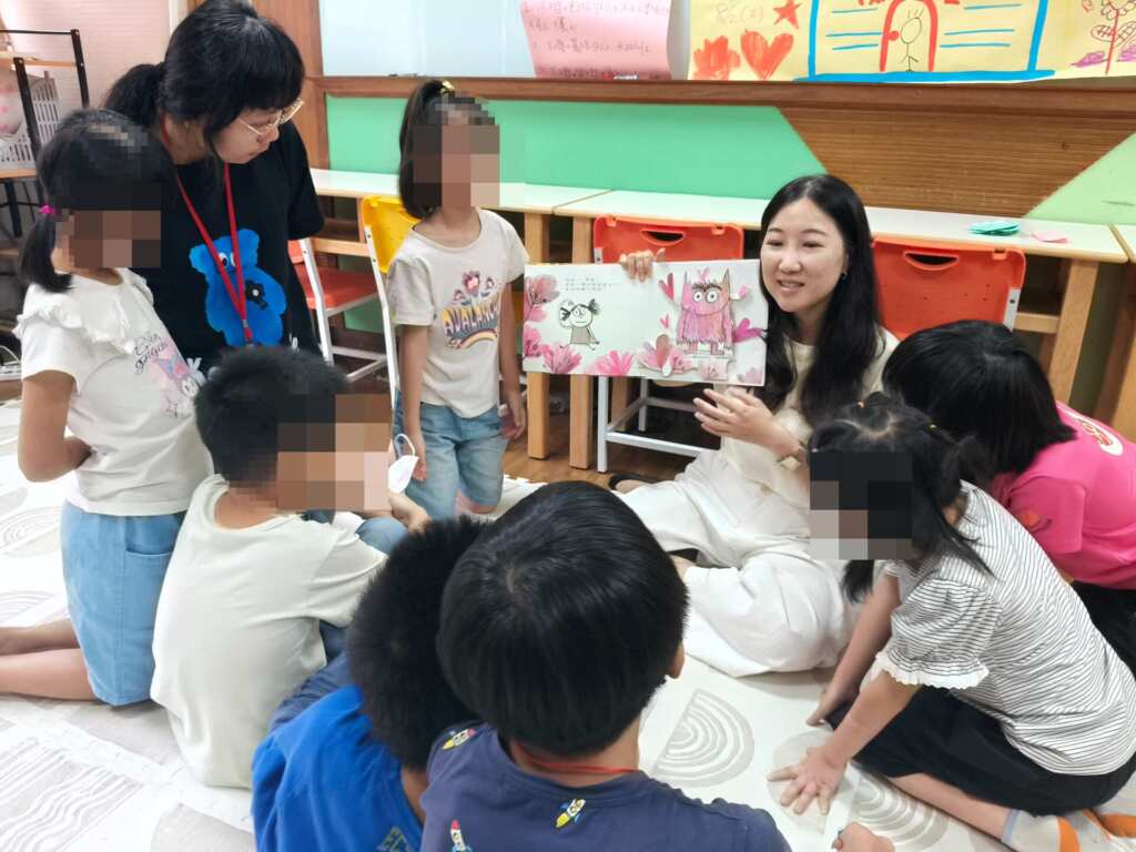 ▲為了協助寄養童療癒心靈,每年暑假彰化家扶都會舉辦「兒童心理創傷復原團體」,引導國小寄養童練習覺察與分類情緒,並透過藝術創作認識自身優點,學會相信「原來我很棒」。(彰化家扶提供)