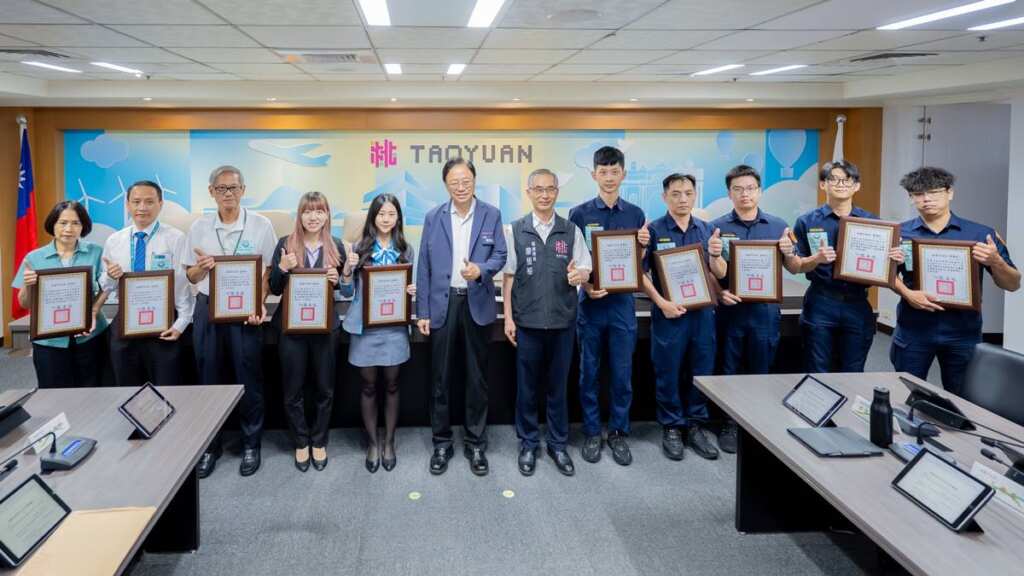 ▲桃園市長張善政主持市政會議,頒發「桃園市114年7月成功攔阻特殊重大詐騙案件有功人員」感謝狀及榮譽狀,表揚9名金融機構從業人員及5名員警。(彰化榮服處提供)
