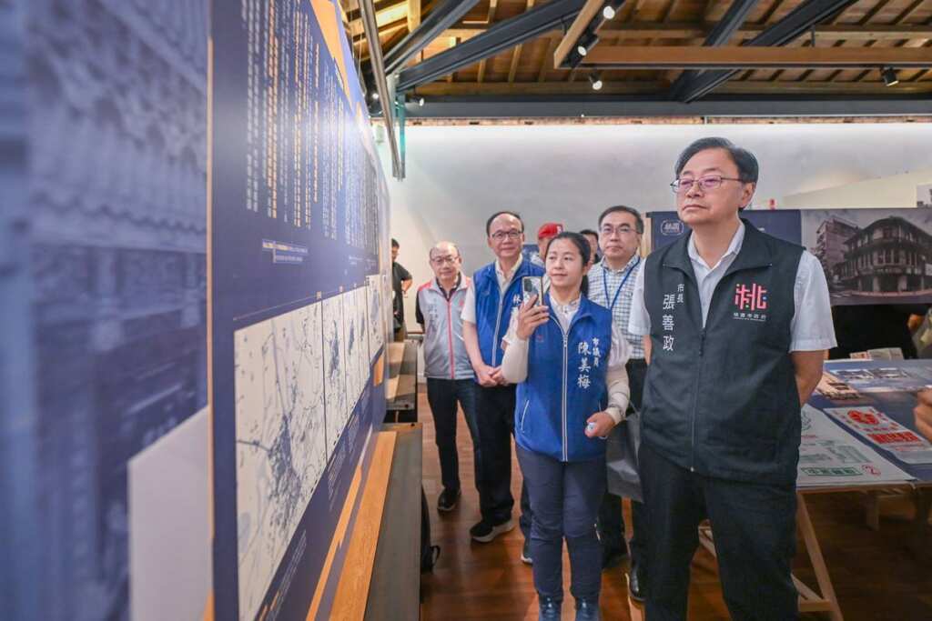 ▲桃園市長張善政參觀成果展。