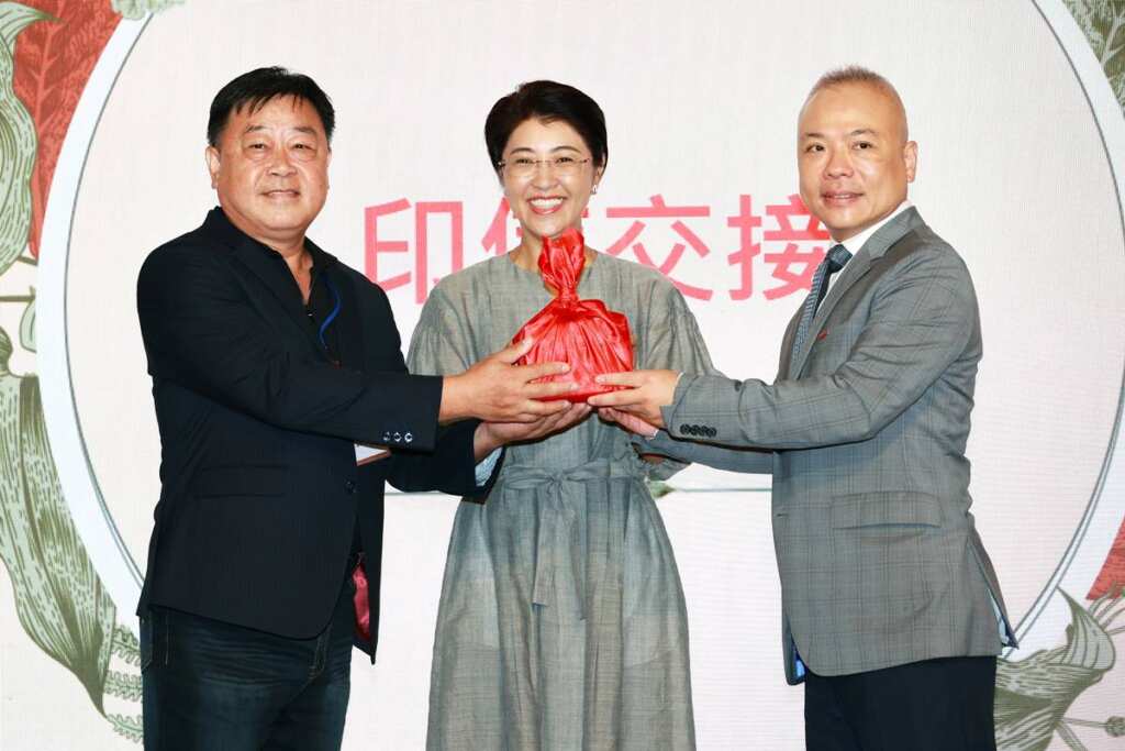 ▲南投縣觀光工廠協會理事長交接,許淑華「當觀光產業後盾」。(記者張玉泰攝)