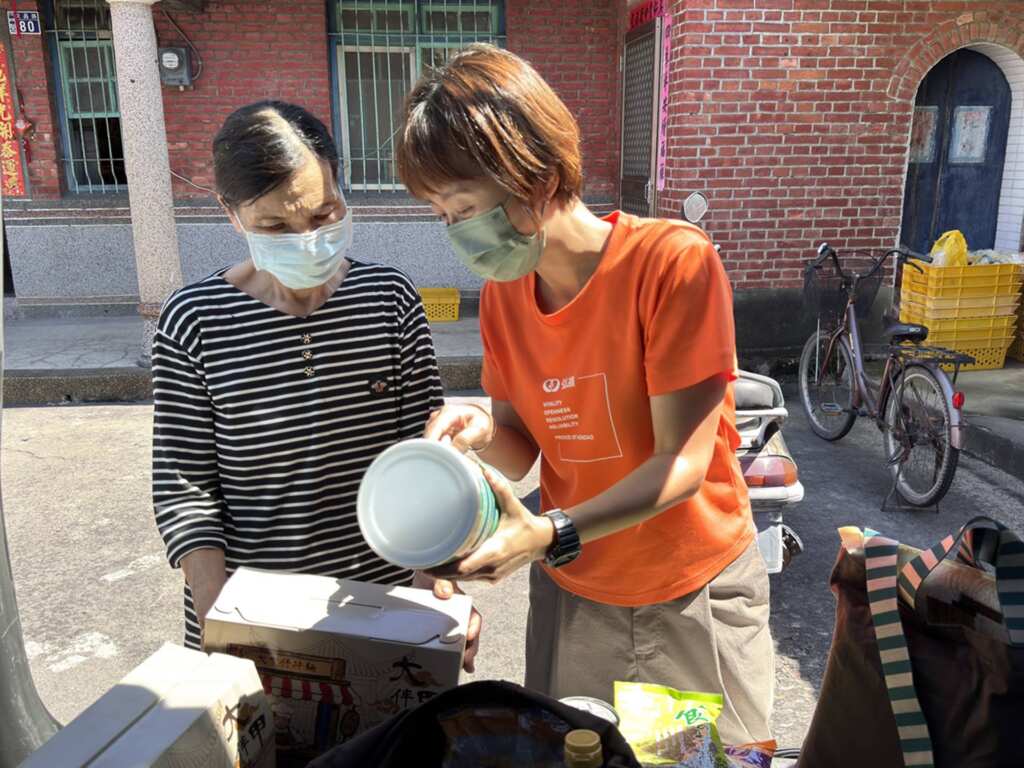 ▲弘道為阿萱阿嬤一家媒合需要的生活物資 避免阿嬤再度因為營養不良暈到街頭。(弘道彰化服務處提供)