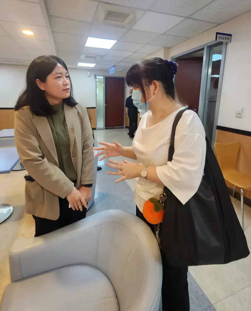 介惠團隊與學員交流,協助他們釐清需求並規劃職涯方向。