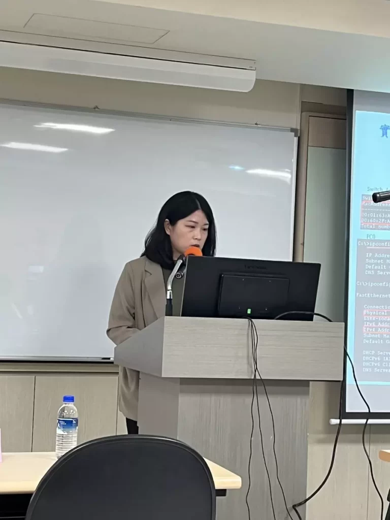 成果發表會現場,學員自信展現專案成果。