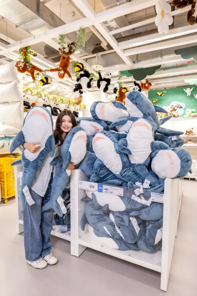 IKEA「一拍即得」活動,最大獎價值10萬家具家飾,相當於打包帶走143隻的人氣鯊鯊。