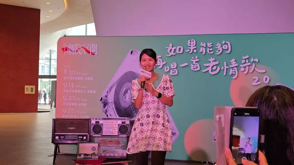 臺中場素人歌手陳怡均現場演唱,美妙歌聲驚豔全場。(圖/陳惠玲攝影)
