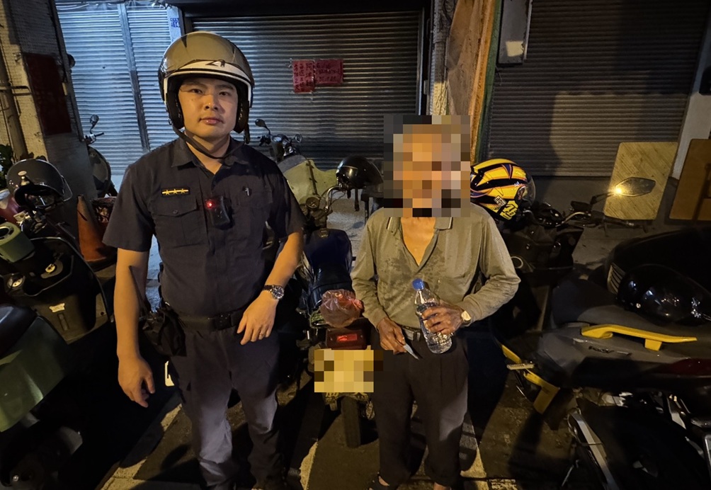 ▲圖說:楊姓老翁凌晨找不到機車急報警,西區派出所員警深夜大陣仗搜尋,成功找回老翁愛車 (圖/台中市政府 提供)