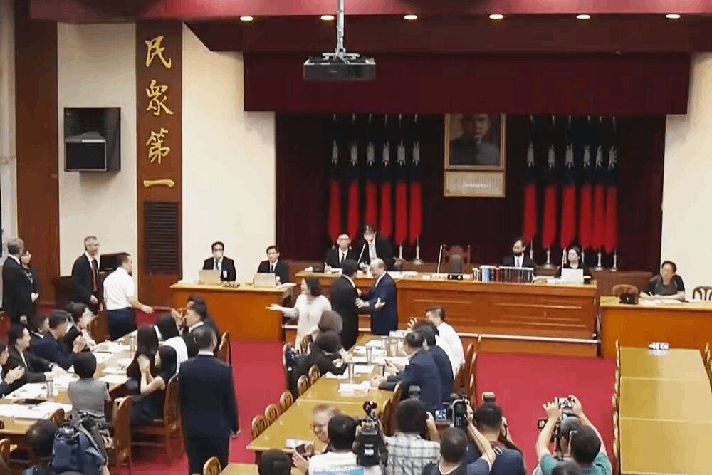 國民黨人士頻為柯建銘抱不平 捧當主席、握手送暖、高喊「留下來」 254 照片來源:立法院直播截圖