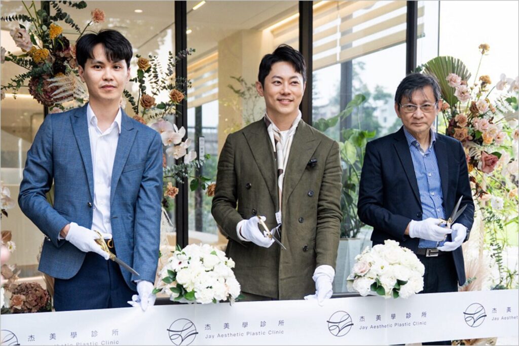 杰美學二館開幕,由周杰院長(中)與賴彥碩醫師(左)、周治剛主任(右)進行剪綵。(圖/杰美學診所)