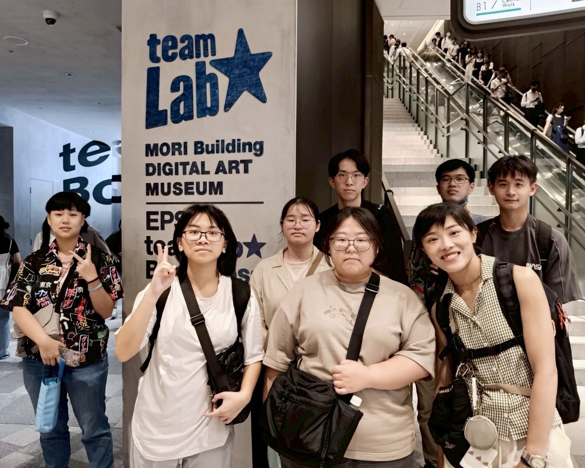 明新學生參訪Teamlab Borderless數位藝術館體驗最新前瞻科技的沉浸式互動藝術展演。(圖/明新科大提供)