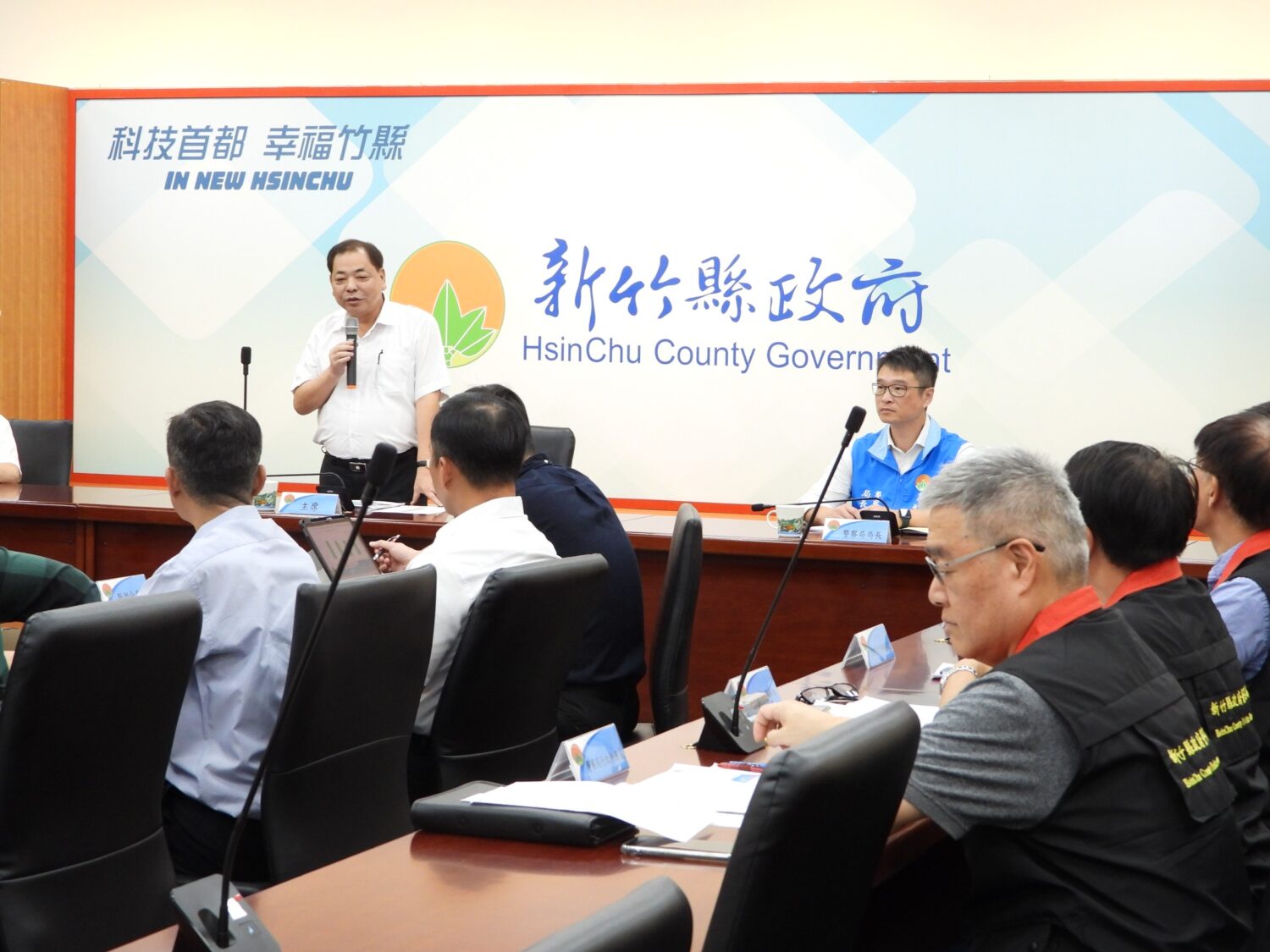 副縣長主持治安會報,提醒民眾暑期留意詐騙陷阱,打造安心竹縣。(圖/記者張家燁翻攝)