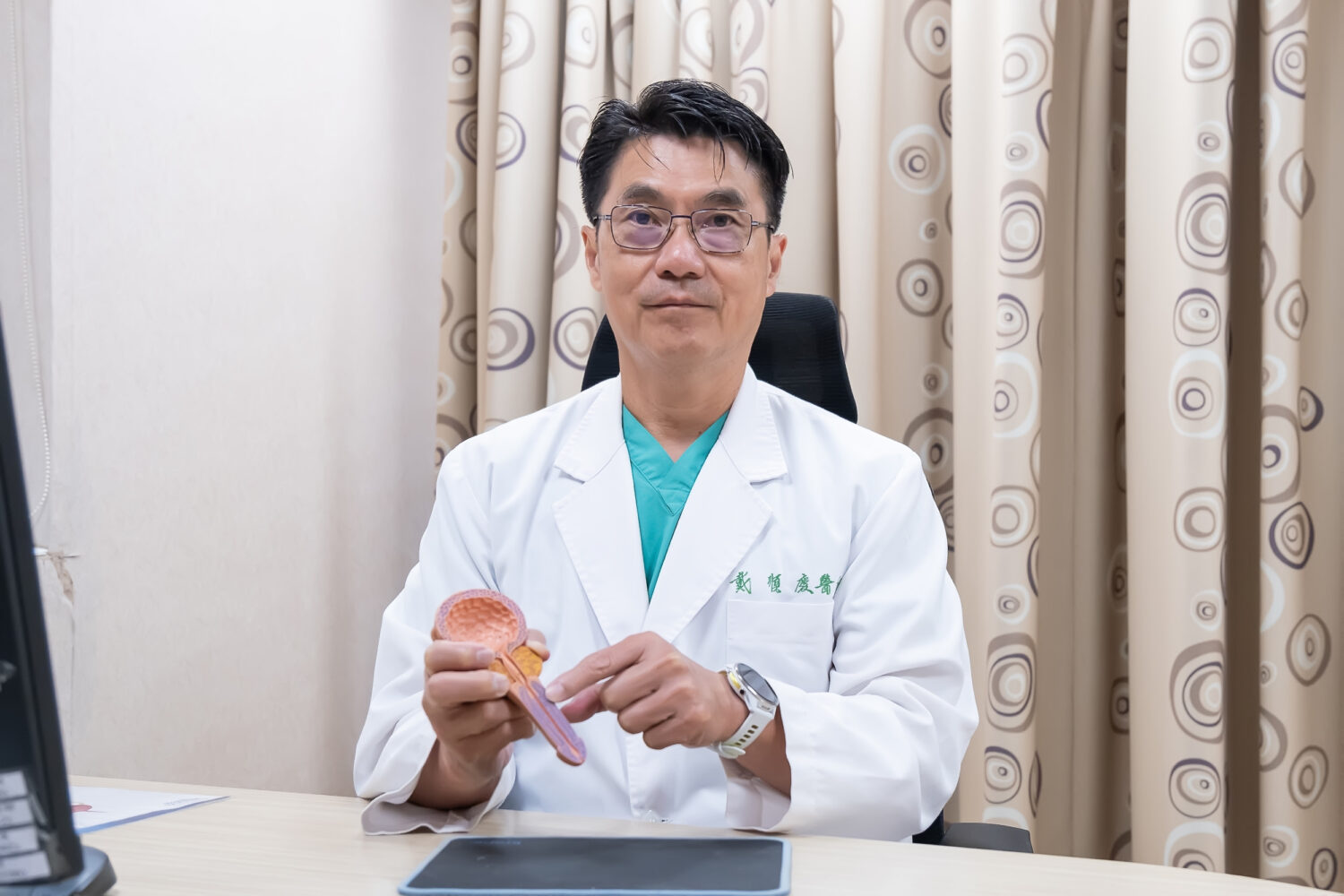 東元綜合醫院泌尿外科戴順慶醫師,示範陰莖構造模型,強調陰莖斷裂須及早手術修復,避免性功能受損。(圖/記者張家燁翻攝)