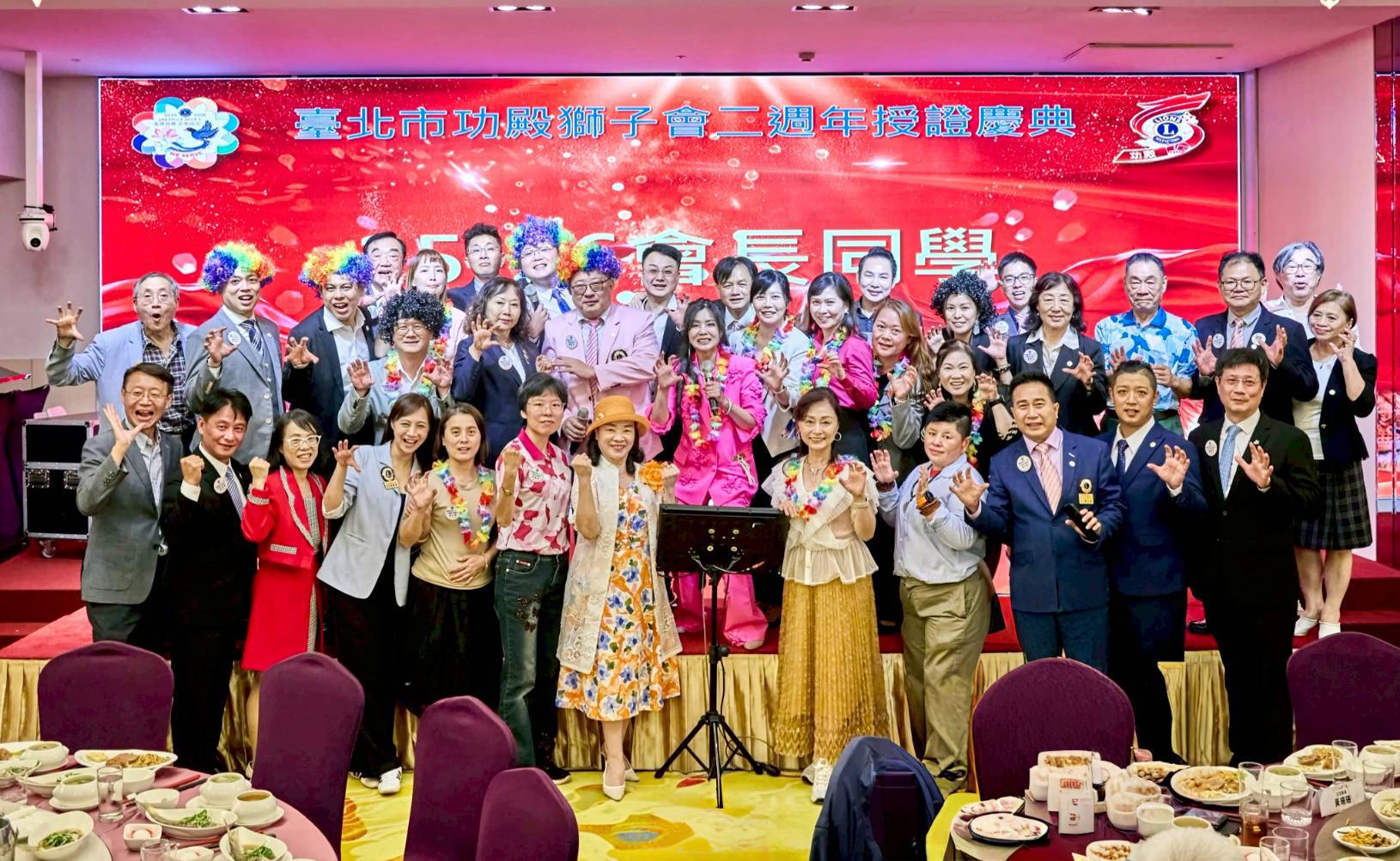 敏惠會長帶領 25-26年度會長同學載歌熱舞,展現團結合作的精神,為功殿獅子會二週年盛典增添熱鬧氛圍。(圖/功殿獅子會)