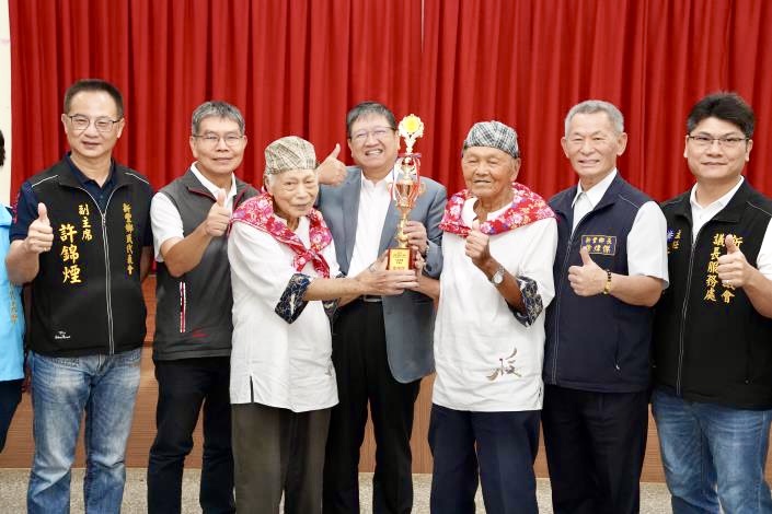 縣長楊文科(中)親自頒獎,表揚新豐鄉「天天開心隊」在114年長者活躍老化競賽北區賽奪得金牌,與高齡長者代表合影留念。(圖/新竹縣政府提供)