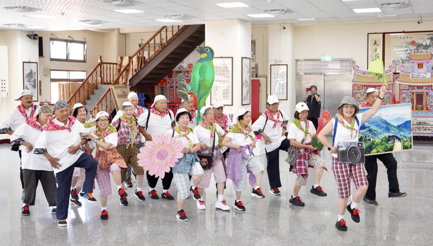 新豐鄉「天天開心隊」以「穿越時空、傳承客家記憶」為主題,重現50年前農村生活場景,充滿活力的表演獲得熱烈掌聲。(圖/新竹縣政府提供)