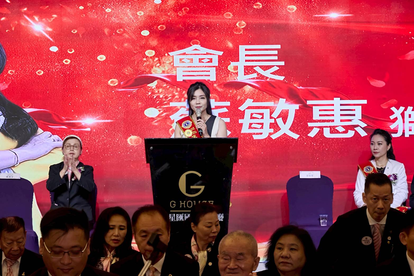 蘇敏惠會長致詞時,以鏗鏘有力的語調闡述功殿獅子會的使命與願景,感恩創會人吳政男、創會長張聖芬及總監孟淑芬的支持,並肯定全體獅友的團結與付出。(圖/功殿獅子會)