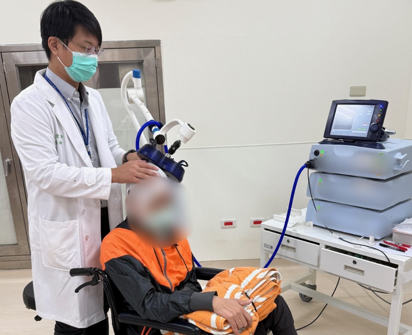 高科技rTMS腦部磁刺激治療,讓中風患者有機會加速康復,重新找回生活節奏。(圖/記者張家燁翻攝)