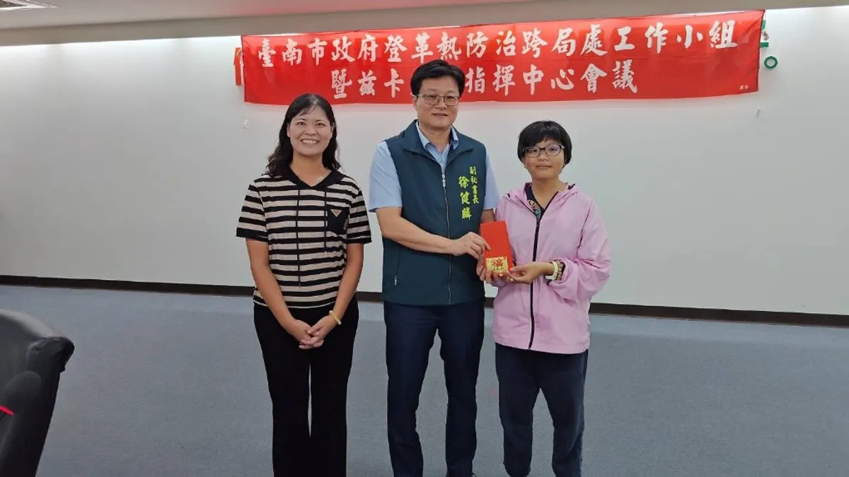 副秘書長徐健麟(中)主持召開登革熱防治跨局處會議,適逢國中小開學在即,責成市府各局處及區公所務必嚴格落實各項防疫措施。(圖/台南市府提供)