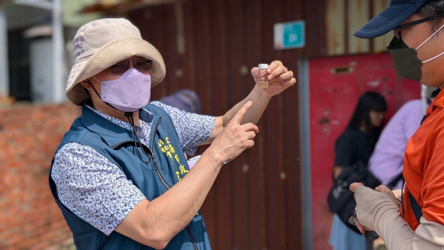 臺南市政府跨局處團隊深入社區進行孳生源檢查,並向民眾示範積水容器內發現病媒蚊孑孓,呼籲落實「巡、倒、清、刷」,共同防堵登革熱疫情。(圖/記者林照東翻攝)