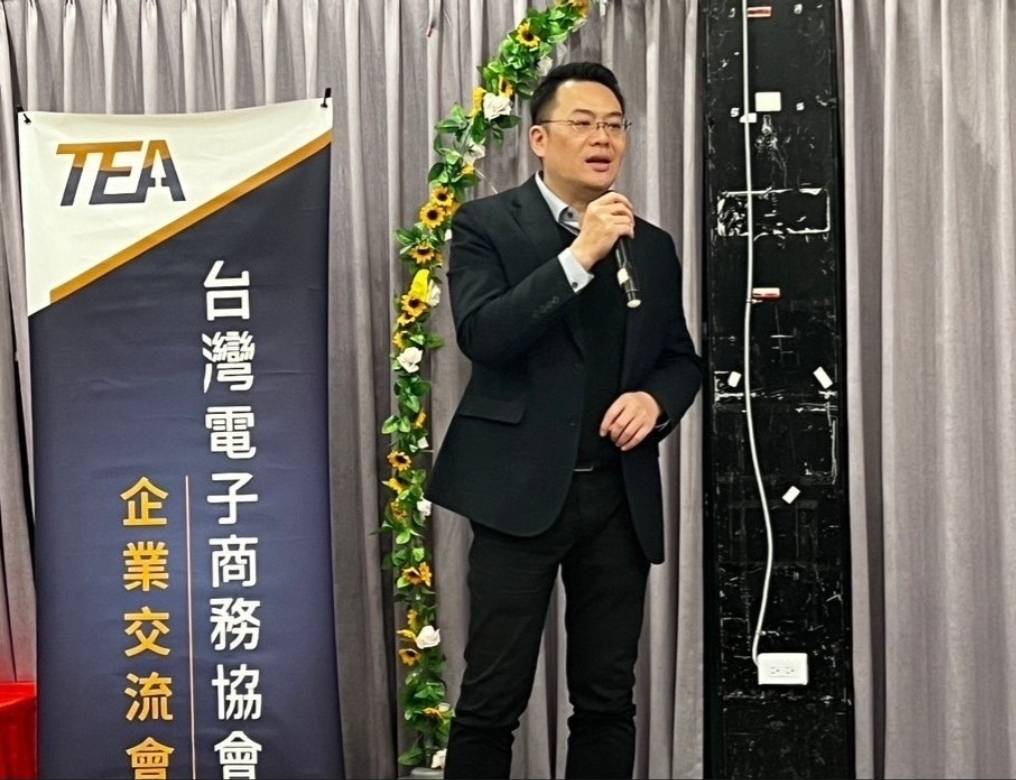清淨海董事長羅允俊表示,此次聯名最大特色之一,是禮盒設計取材自 16 世紀大航海時代繪製的珍貴古地圖《海圖》。(圖/清淨海)