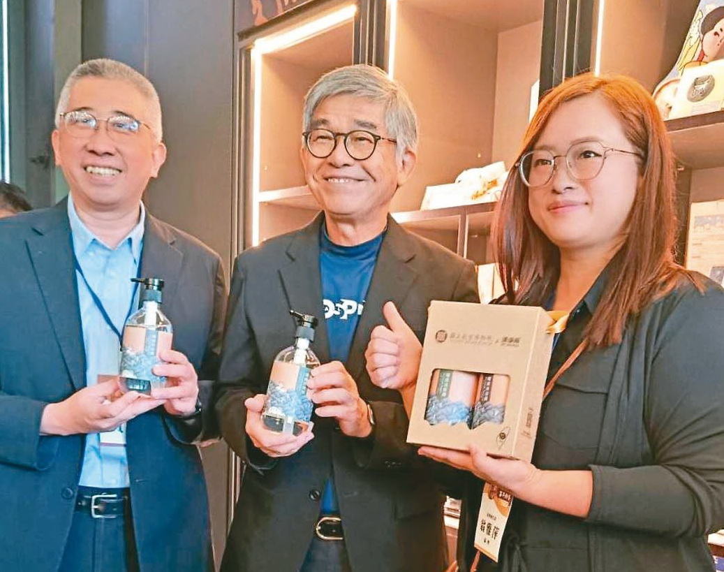 產發署主任秘書陳國軒(左起)、故宮副院長黃永泰,推薦清淨海「環保髮沐清潔組合」MIT聯名禮盒。(圖/清淨海)
