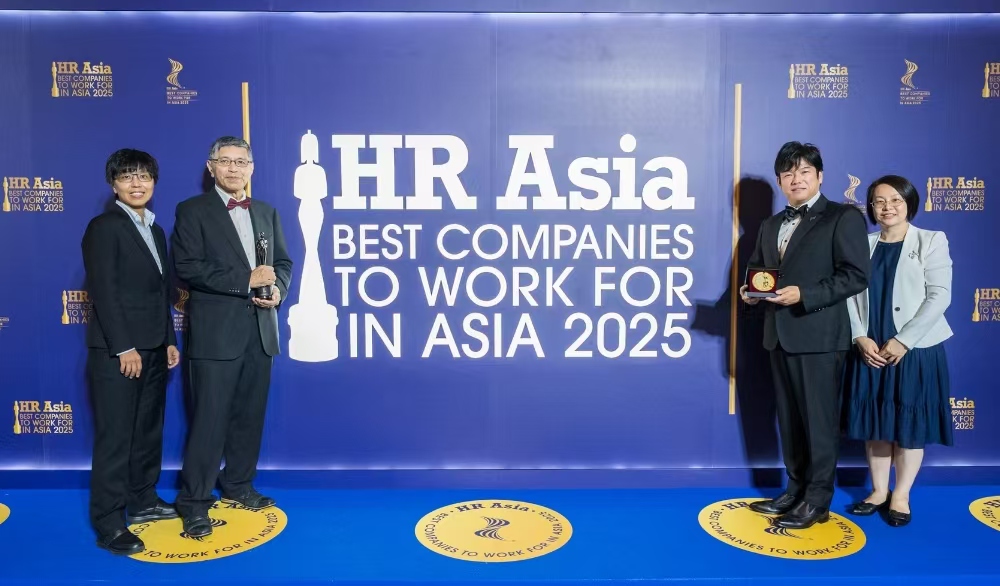▲台灣大塚製藥榮獲2025 HR Asia「亞洲最佳企業雇主獎」與「職場永續獎」雙獎肯定。左起為醫藥營銷處資深協理徐儷珊、董事長許信義、總經理松尾政志與管理處資深協理赤木心惠。